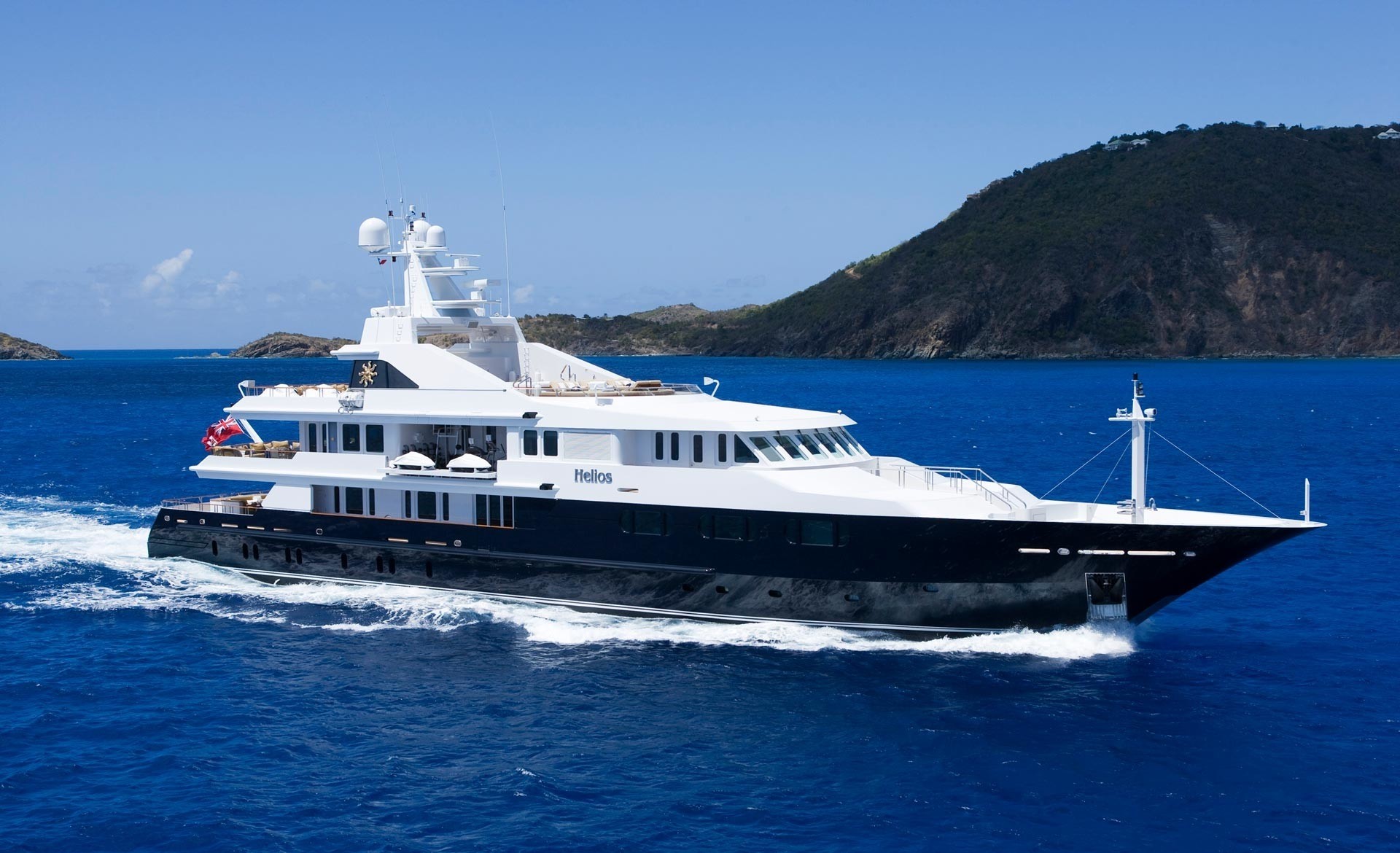 who owns helios yacht